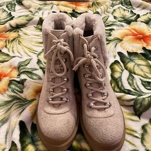 These are a pair of super stylish boots size nine and so comfy